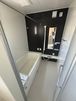 【浴室】 | 廿日市市串戸4（宮内串戸駅徒歩2分！）全2区画　NO2【61坪】 | ゆったりした浴槽は、足を伸ばしてゆったり湯船につかることができます。
浴室換気乾燥機付きでカビ予防やヒートショック予防に安心です☆