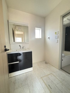 【独立洗面台】 | 廿日市市串戸4（宮内串戸駅徒歩2分！）全2区画　NO2【61坪】 | 三面鏡付きの洗面台は、メイクもドライヤーも余裕のスペースです☆