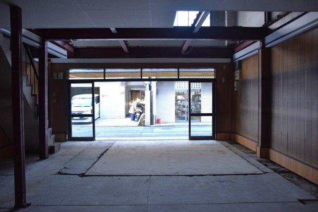 五条駅2分 鉄骨×工業製品な硬派ビルの内装