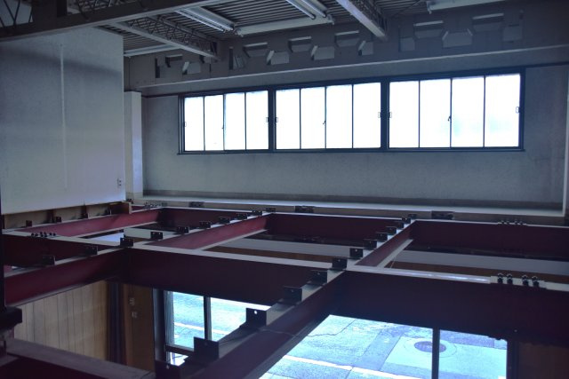 五条駅2分 鉄骨×工業製品な硬派ビルの内装|広い窓から光が入る明るい空間