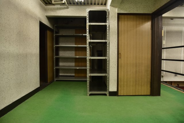 五条駅2分 鉄骨×工業製品な硬派ビルの洋室|奥には収納スペースがあります