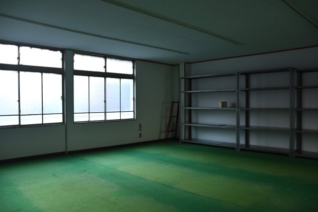 五条駅2分 鉄骨×工業製品な硬派ビルの洋室|3階 事務所としても使いやすそう