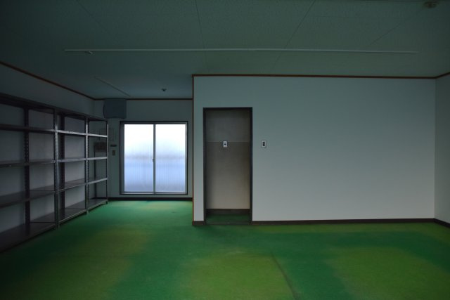 五条駅2分 鉄骨×工業製品な硬派ビルの洋室