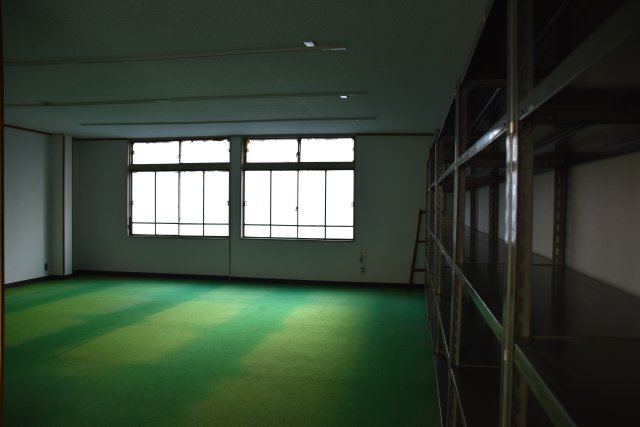 五条駅2分 鉄骨×工業製品な硬派ビルの洋室|残されたヴィンテージ棚をそのまま使いたい