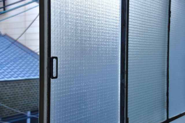 五条駅2分 鉄骨×工業製品な硬派ビルの内装|錆が渋いレトロ鉄窓。こちらもこのまま使ってほしい！