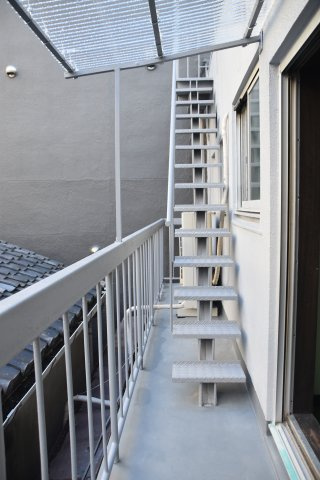五条駅2分 鉄骨×工業製品な硬派ビルのバルコニー|屋上への階段