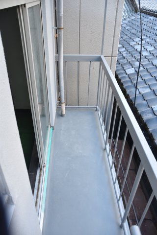 五条駅2分 鉄骨×工業製品な硬派ビルのバルコニー