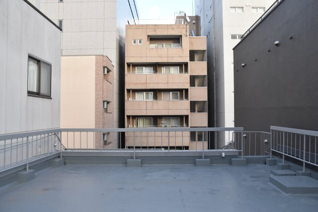 五条駅2分 鉄骨×工業製品な硬派ビルのバルコニー|屋上でイベントするのもいいですね！
