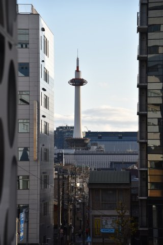 五条駅2分 鉄骨×工業製品な硬派ビルの周辺|屋上から京都タワーが見えます