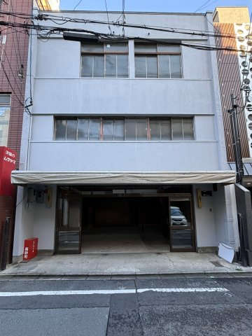 五条駅2分 鉄骨×工業製品な硬派ビルの外観|シンプルな外観をあなた色に染めてください