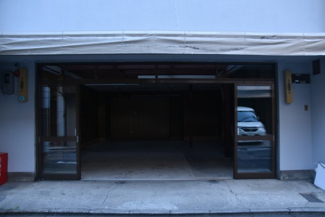 五条駅2分 鉄骨×工業製品な硬派ビルのエントランス|開放的でお店にぴったりな広い間口