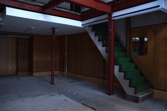 五条駅2分 鉄骨×工業製品な硬派ビルの内装|階段はレトログリーンな絨毯敷き