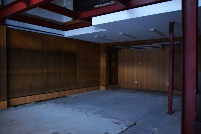 五条駅2分 鉄骨×工業製品な硬派ビルの内装
