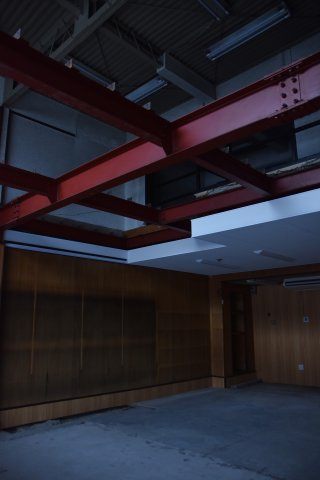 五条駅2分 鉄骨×工業製品な硬派ビルの内装|気持ちがいい吹き抜け空間