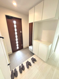 【玄関】 | 東広島市黒瀬樽原西1丁目　全2区画　NO2【54坪】 | シューズボックスが設置されており、家族の靴がスッキリ収納できます☆