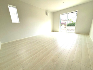 【居間・リビング】 | 東広島市黒瀬樽原西1丁目　全2区画　NO2【54坪】 | 大きな窓が設置された16帖リビング☆　対面式のキッチンでリビングが見渡せるので、お子様やご家族の様子が見えて安心です♪