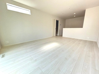 【居間・リビング】 | 東広島市黒瀬樽原西1丁目　全2区画　NO2【54坪】 | 16帖リビング☆対面式のキッチンでリビングが見渡せるので、お子様やご家族の様子が見えて安心です♪