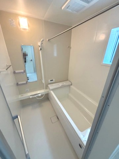 【浴室】 | 東広島市黒瀬樽原西1丁目　全2区画　NO2【54坪】 | ゆったりした浴槽は、足を伸ばしてゆったり湯船につかることができます。
浴室換気乾燥機付きでカビ予防やヒートショック予防に安心です☆