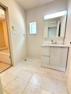 【独立洗面台】 | 東広島市黒瀬樽原西1丁目　全2区画　NO2【54坪】 | 三面鏡付きの洗面台は、メイクもドライヤーも余裕のスペースです☆