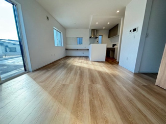 【居間・リビング】 | 佐伯区皆賀1丁目（全4区画）No１ | 18.1帖リビング☆対面式のキッチンでリビングが見渡せるので、お子様やご家族の様子が見えて安心です♪