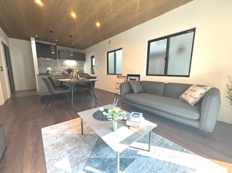 【居間・リビング】 | 南区宇品御幸5（海岸通駅）限定1棟【外構込み】 | 16帖リビング☆　対面式のキッチンでリビングが見渡せるので、お子様やご家族の様子が見えて安心です♪