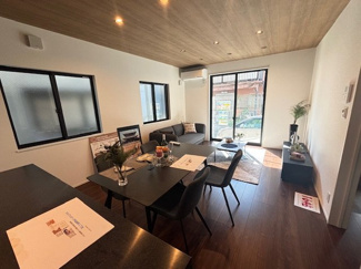 【居間・リビング】 | 南区宇品御幸5（海岸通駅）限定1棟【外構込み】 | 大きな窓が設置された16帖リビング☆対面式のキッチンでリビングが見渡せるので、お子様やご家族の様子が見えて安心です♪