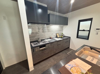 【キッチン】 | 南区宇品御幸5（海岸通駅）限定1棟【外構込み】 | 備え付けのカップボードですっきり収納☆