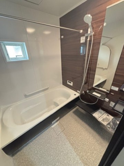 【浴室】 | 南区宇品御幸5（海岸通駅）限定1棟【外構込み】 | ゆったりした浴槽は、足を伸ばしてゆったり湯船につかることができます。
浴室換気乾燥機付きでカビ予防やヒートショック予防に安心です☆