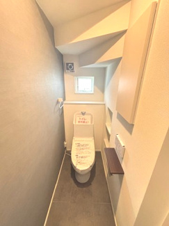 【トイレ】 | 南区宇品御幸5（海岸通駅）限定1棟【外構込み】 | シンプルなデザインはお掃除やしやすく衛生的。温水洗浄便座付き　トイレ×２