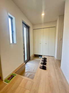 【玄関】 | 安芸郡熊野町城之堀1丁目　全5区画　NO8 | 家族の靴がスッキリ収納できます☆