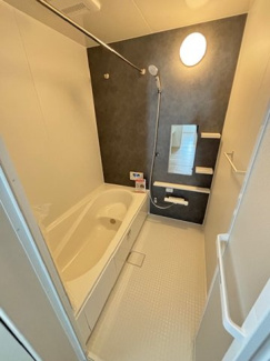 【浴室】 | 安佐南区川内1（中筋駅）全2区画　NO1 | ゆったりした浴槽は、足を伸ばしてゆったり湯船につかることができます。
浴室暖房換気乾燥機付きで雨や夜のお洗濯にも大活躍♪