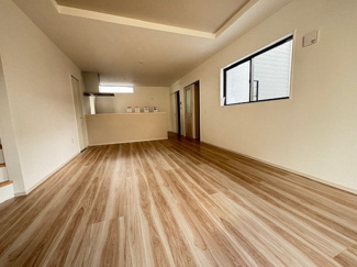 【居間・リビング】 | 安佐南区川内1（中筋駅）全2区画　NO1 | ゆったりした浴槽は、足を伸ばしてゆったり湯船につかることができます。
浴室暖房換気乾燥機付きで雨や夜のお洗濯にも大活躍♪