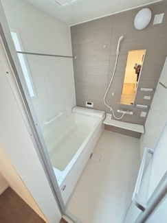 【浴室】 | 廿日市市平良2（廿日市駅）全3区画　NO2【外構工事込み】 | ゆったりした浴槽は、足を伸ばしてゆったり湯船につかることができます。
浴室換気乾燥機付きでカビ予防やヒートショック予防に安心です☆