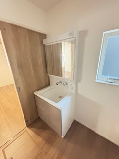 【独立洗面台】 | 廿日市市平良2（廿日市駅）全3区画　NO2【外構工事込み】 | 窓があり明るい陽ざしが入る洗面室☆三面鏡付きの洗面台は、メイクもドライヤーも余裕のスペースです。