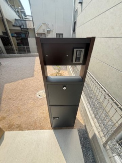 【玄関】 | 廿日市市平良2（廿日市駅）全3区画　NO2【外構工事込み】 | 玄関先に設置された宅配ボックス☆留守でも安心です☆