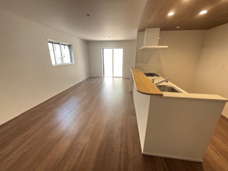 【居間・リビング】 | 廿日市市平良2（廿日市駅）全3区画　NO2【外構工事込み】 | 大きな窓が設置された18帖リビング☆対面式のキッチンでリビングが見渡せるので、お子様やご家族の様子が見えて安心です♪