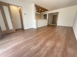 【居間・リビング】 | 廿日市市平良2（廿日市駅）全3区画　NO2【外構工事込み】 | 対面式のキッチンでリビングが見渡せるので、お子様やご家族の様子が見えて安心です♪
奥には4.5畳の和室があり、ほっとくつろぐ空間です☆