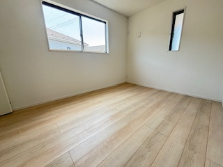 【洋室】 | 東広島市西条町寺家（寺家駅）全6区画　NO3 | 2階　洋室×3　収納付きでお部屋がスッキリ広く使えます。　
