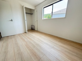 【洋室】 | 東広島市西条町寺家（寺家駅）全6区画　NO3 | 2階　洋室×3　収納付きでお部屋がスッキリ広く使えます。
