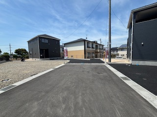 【前面道路含む現地写真】 | 東広島市西条町寺家（寺家駅）全6区画　NO3 | 前面道路6.5ｍ