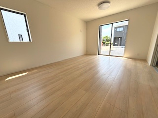 【居間・リビング】 | 東広島市西条町寺家（寺家駅）全6区画　NO3 | 大きな窓が設置された16帖リビング☆
対面式のキッチンでリビングが見渡せるので、お子様やご家族の様子が見えて安心です♪