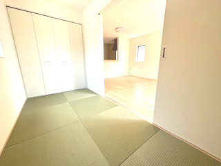 【和室】 | 東広島市西条町寺家（寺家駅）全6区画　NO3 | 16帖リビングにつながる4畳和室☆ホッとくつろぐ空間です☆