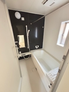 【浴室】 | 東広島市西条町寺家（寺家駅）全6区画　NO3 | ゆったりした浴槽は、足を伸ばしてゆったり湯船につかることができます。
浴室換気乾燥機付きで雨や夜のお洗濯にも大活躍♪