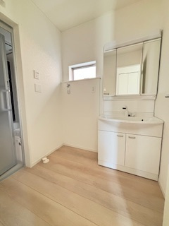 【独立洗面台】 | 東広島市西条町寺家（寺家駅）全6区画　NO3 | シンプルなデザインはお掃除やしやすく衛生的。温水洗浄便座付き　トイレ×２