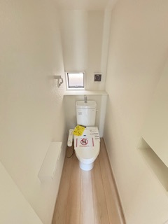 【トイレ】 | 東広島市西条町寺家（寺家駅）全6区画　NO3 | シンプルなデザインはお掃除やしやすく衛生的。温水洗浄便座付き　トイレ×２