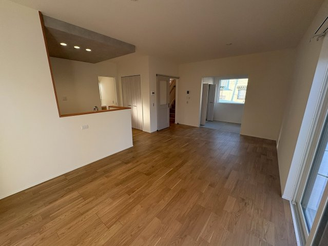 ONEHOUSE 行橋市行事6丁目　新築一戸建ての居間・リビング|家族を見渡せるカウンターキッチン♪
【行橋市　新築一戸建て】