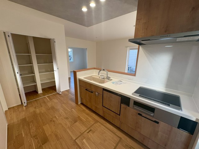 ONEHOUSE 行橋市行事6丁目　新築一戸建てのキッチン|キッチン横には嬉しいパントリー付き♪
【行橋市　新築一戸建て】