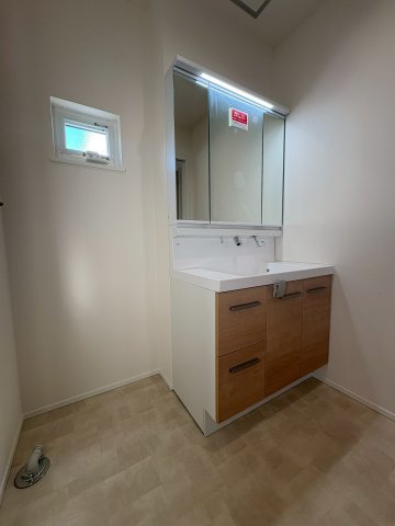 ONEHOUSE 行橋市行事6丁目　新築一戸建ての独立洗面台|三面鏡付き洗面台で朝の身支度もラクラク♪
【行橋市　新築一戸建て】