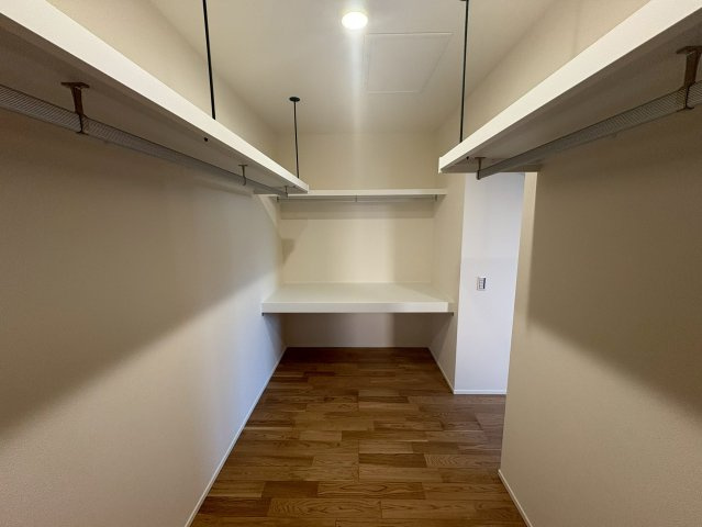 ONEHOUSE 行橋市行事6丁目　新築一戸建ての収納|ウォークインクローゼット付き洋室♪作業台スペースも完備！！
【行橋市　新築一戸建て】