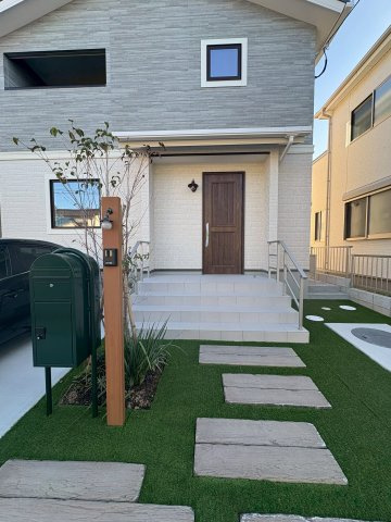ONEHOUSE 行橋市行事6丁目　新築一戸建ての玄関|外構デザインのクオリティも高いですね♪
【行橋市　新築一戸建て】